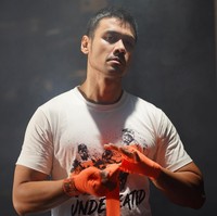 Kamu mungkin tidak akan menduga jika Chicco Jerikho ternyata memiliki darah keturunan Thailand dari sang ayah. Tak heran jika dilihat paras Chicco Jerikho begitu khas. Sambil bergaya seperti ini Chicco Jerikho terlihat macho banget ya? Foto: Instagram