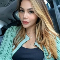 Nama DJ Katty Butterfly pastinya sudah tidak asing lagi untuk didengar. Berasal dari Thailand, Katty cukup sukses meniti karier di dunia hiburan Indonesia. Berpose selfie di dalam mobil dengan mengenakan tanktop hitam dan cardigan hijau, paras Thailand Katty memang tampak jelas terlihat. Foto: Instagram @dj_kattybutterfly36