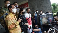 Ditemani Anang Hermansyah, Ashanty terlihat tenang karena kasusnya menemui titik terang. Foto: Pool/Palevi