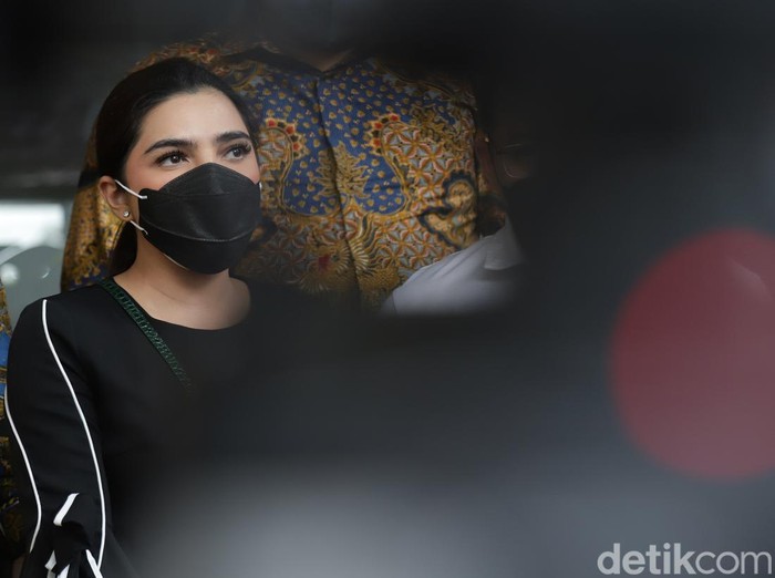 Potret Ashanty dan Anang saat mendatangi Polda Metro Jaya.