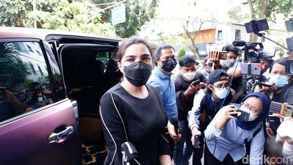 7 Potret Ashanty dan Anang Datangi Polda Metro Jaya