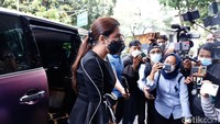 Ia mengaku kasus ini mengganggu kegiatannya dan anak-anaknya. Foto: Pool/Noel