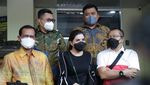 7 Potret Ashanty dan Anang Datangi Polda Metro Jaya