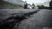 Jalan yang ambles sepanjang 25 meter dengan lebar 1,7 meter.