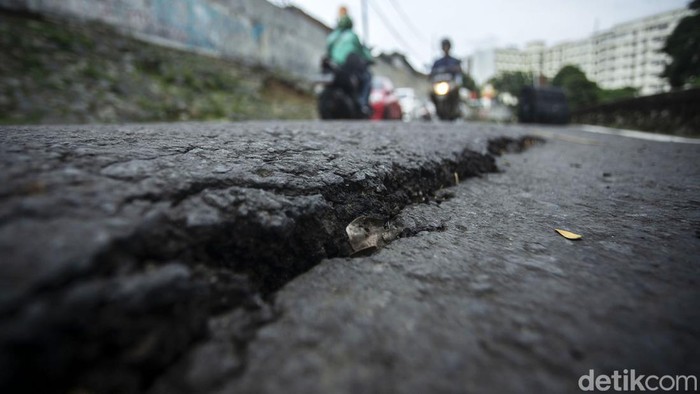 Jalan ambles tersebut terletak di wilayah RW 05 Kelurahan Kenari, Senen, tepatnya di belakang Rumah Sakit Cipto Mangunkusumo (RSCM).
