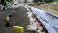 Saat ini petugas telah menutup area dengan menggunakan terpal berwarna biru.