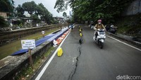 Sebelumnya jalan yang ambles telah diperbaiki oleh dinas terkait pada Selasa (18/1) lalu. Namun jalan tersebut kembali amblas.