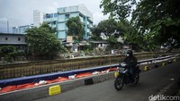 Kini Jalan Inspeksi Kali Ciliwung hanya dapat dilintasi satu lajur.
