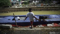 Sejumlah anak bermain di area jalan yang ambles.