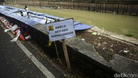 Pengendara diharapkan berhati-hati saat melintas di sekitar jalan yang ambles.