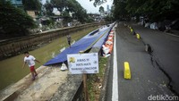 Jalan ambles tersebut terletak di wilayah RW 05 Kelurahan Kenari, Senen, tepatnya di belakang Rumah Sakit Cipto Mangunkusumo (RSCM).