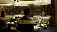 Ini bukan lentera biasa. Dengan tinggi 102cm dan diameter 75 cm, lentera dibuat khusus untuk Hoshinoya oleh pengrajin lentera lama di Kyoto bernama Kojima Shouten.  