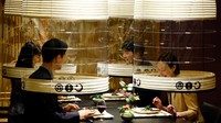 Sementara makan malam lentera hanya ditujukan untuk satu kelompok orang per malam dengan reservasi hanya tersedia untuk tamu hotel, mereka yang menginap di Hoshinoya Tokyo memiliki pilihan untuk mengundang dua teman yang tidak menginap.  