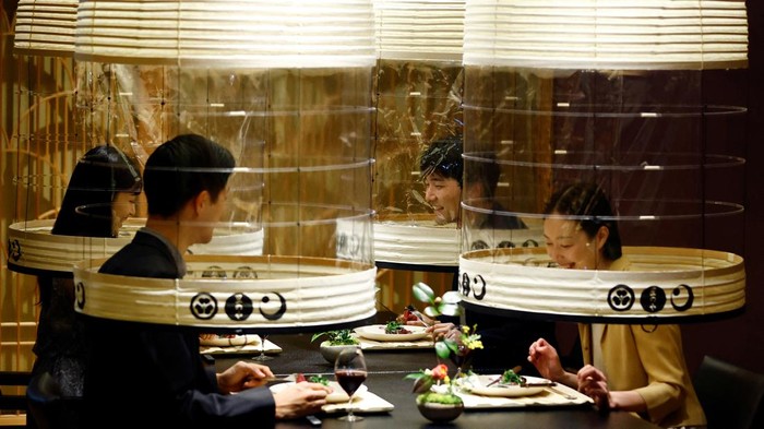 Cara Unik Restoran Jepang Lawan COVID-19 Hotel staff demonstrates 'Lantern Dining Experience', which enables diners to enjoy meals while protecting themselves against the spread of the coronavirus disease (COVID-19) at Hoshinoya Tokyo in Tokyo, Japan, February 2, 2022. The lantern-shaped transparent partitions are created by Japanβs traditional craftsman and guests staying at the hotel who pay 30,000 yen (about 260 USD) as venue charge can invite others to dine with them under the partitions. REUTERS/Kim Kyung-Hoon