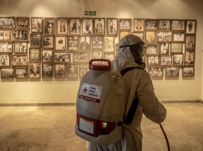 Petugas PMI menyemprotkan cairan disinfektan di Museum Nasional, Jakarta, Jumat (4/2/2022). Penyemprotan dilakukan untuk mencegah penyebaran COVID-19 Omicron. ANTARA FOTO/Muhammad Adimaja/tom.
