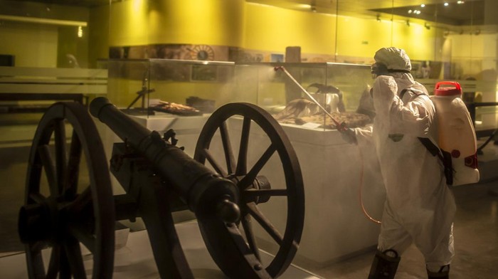 Cegah Omicron, Museum Nasional Disemprot Disinfektan Petugas PMI menyemprotkan cairan disinfektan di Museum Nasional, Jakarta, Jumat (4/2/2022). Penyemprotan dilakukan untuk mencegah penyebaran COVID-19 Omicron. ANTARA FOTO/Muhammad Adimaja/tom.