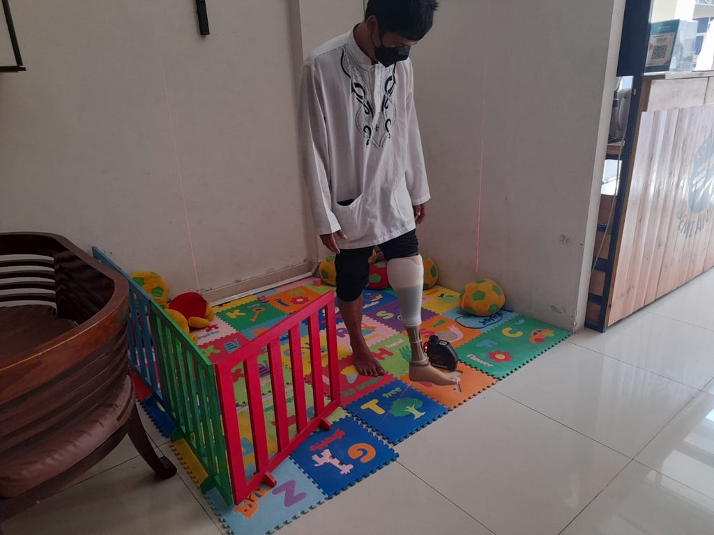 Coki Tobing pembuat kaki palsu (prostesis dan ortosis). (Dok pribadi Coki Tobing)