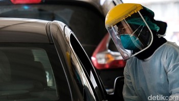 COVID-19 sebagai pengendali populasi: Teori konspirasi seperti Vaksin COVID mengandung chip mudah dibantah, namun konspirasi lain lebih diyakini. Misalnya beberapa orang percaya obat-obatan COVID-19 sebenarnya membunuh pasien. Hal ini memunculkan cerita tentang orang yang terinfeksi namun menolak obat-obatan yang efektif, seperti antivirus remdesivir, karena mereka menaruh kepercayaan pada sumber kesehatan alternatif yang sering kali menjual produk yang belum terbukti. Foto: Amdhika Prasetia/detikcom