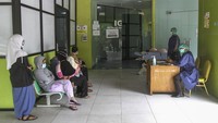 Sejumlah pasien antre untuk melakukan pemeriksaan COVID-19 di IGD RSUD Depok, Jawa Barat, Jumat (4/2/2022).