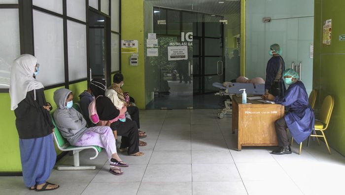 Sejumlah pasien menunggu hasil pemeriksaan COVID-19 di IGD RSUD Depok, Jawa Barat, Jumat (4/2/2022). Peningkatan kasus COVID-19 memberikan dampak terhadap jumlah keterisian tempat tidur di rumah sakit (Bed Occupancy Rate) maupun ICU di RSUD Depok yang mencapai lima kali lipat dari bulan lalu sehingga dilakukan penambahan ruangan dan tempat tidur untuk antisipasi lonjakan kasus positif COVID-19. ANTARA FOTO/Asprilla Dwi Adha/tom.