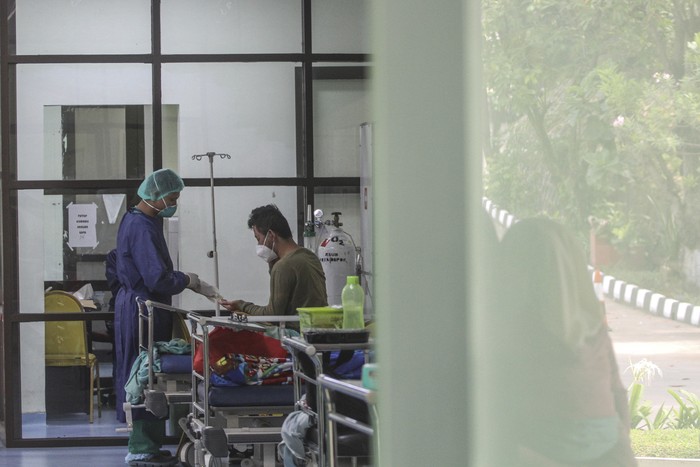Sejumlah pasien menunggu hasil pemeriksaan COVID-19 di IGD RSUD Depok, Jawa Barat, Jumat (4/2/2022). Peningkatan kasus COVID-19 memberikan dampak terhadap jumlah keterisian tempat tidur di rumah sakit (Bed Occupancy Rate) maupun ICU di RSUD Depok yang mencapai lima kali lipat dari bulan lalu sehingga dilakukan penambahan ruangan dan tempat tidur untuk antisipasi lonjakan kasus positif COVID-19. ANTARA FOTO/Asprilla Dwi Adha/tom.