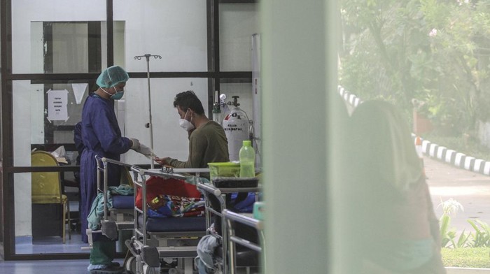 COVID-19 Melonjak, BOR Rumah Sakit di Depok Naik! Sejumlah pasien menunggu hasil pemeriksaan COVID-19 di IGD RSUD Depok, Jawa Barat, Jumat (4/2/2022). Peningkatan kasus COVID-19 memberikan dampak terhadap jumlah keterisian tempat tidur di rumah sakit (Bed Occupancy Rate) maupun ICU di RSUD Depok yang mencapai lima kali lipat dari bulan lalu sehingga dilakukan penambahan ruangan dan tempat tidur untuk antisipasi lonjakan kasus positif COVID-19. ANTARA FOTO/Asprilla Dwi Adha/tom.