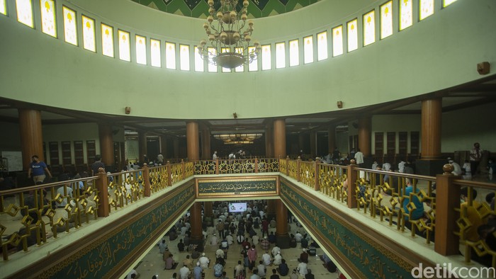 Sejumlah warga beraktivitas usai melakukan salat Jumat di Masjid Agung Al Barkah, Bekasi, Jumat (4/2/2022).