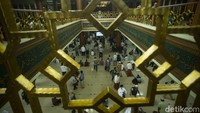 Sejumlah warga beraktivitas usai melakukan salat Jumat di Masjid Agung Al Barkah, Bekasi, Jumat (4/2/2022). Komisi Fatwa Majelis Ulama Indonesia (MUI) memperbolehkan masyarakat mengganti salat Jumat dengan salat Zuhur di rumah masing-masing.  