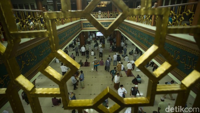 Sejumlah warga beraktivitas usai melakukan salat Jumat di Masjid Agung Al Barkah, Bekasi, Jumat (4/2/2022).