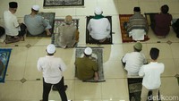 Dia menilai masyarakat sudah siap hidup berdampingan dengan COVID-19.  