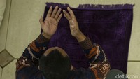 Kiai Miftahul juga mengimbau masyarakat yang terkonfirmasi positif COVID-19 beribadah dari rumah dan menjalani isolasi mandiri.  