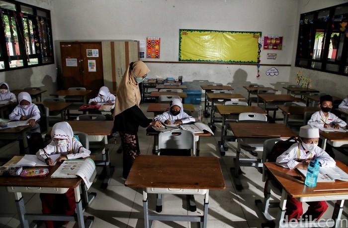 Sejumah siswa-siswi mengikuti pembelajaran tatap muka di kawasan SDN Rawa Badak Selatan 01, Koja, Jakarta Utara, Jumat (4/2/2022). Saat ini pembelajaran tatap muka 50 persen kembali diberlakukan di Jakarta.