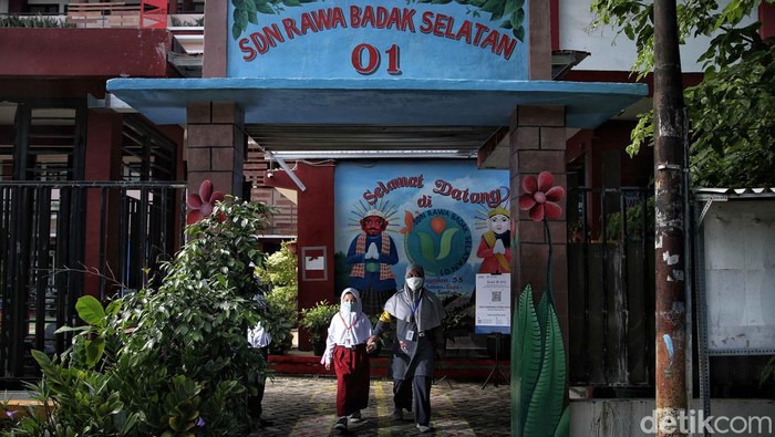 Sejumah siswa-siswi mengikuti pembelajaran tatap muka di kawasan SDN Rawa Badak Selatan 01, Koja, Jakarta Utara, Jumat (4/2/2022). Saat ini pembelajaran tatap muka 50 persen kembali diberlakukan di Jakarta.