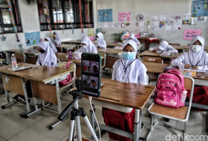Sejumah siswa-siswi mengikuti pembelajaran tatap muka di kawasan SDN Rawa Badak Selatan 01, Koja, Jakarta Utara, Jumat (4/2/2022). Saat ini pembelajaran tatap muka 50 persen kembali diberlakukan di Jakarta.