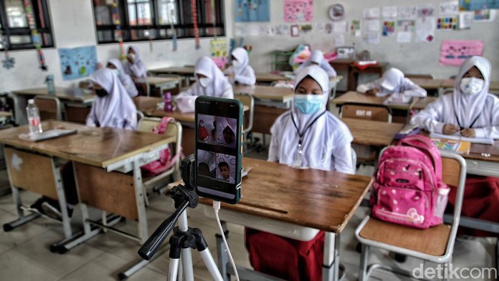 Diperketat, PTM Sekolah di Jakarta Kembali 50 Persen Sejumah siswa-siswi mengikuti pembelajaran tatap muka di kawasan SDN Rawa Badak Selatan 01, Koja, Jakarta Utara, Jumat (4/2/2022). Saat ini pembelajaran tatap muka 50 persen kembali diberlakukan di Jakarta.