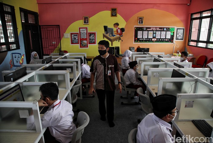 Sejumah siswa-siswi mengikuti pembelajaran tatap muka di kawasan SDN Rawa Badak Selatan 01, Koja, Jakarta Utara, Jumat (4/2/2022). Saat ini pembelajaran tatap muka 50 persen kembali diberlakukan di Jakarta.
