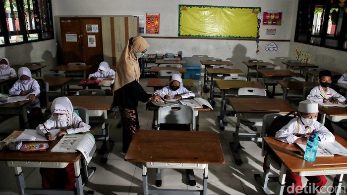 Sejumah siswa-siswi mengikuti pembelajaran tatap muka di kawasan SDN Rawa Badak Selatan 01, Koja, Jakarta Utara, Jumat (4/2/2022). Saat ini pembelajaran tatap muka 50 persen kembali diberlakukan di Jakarta.