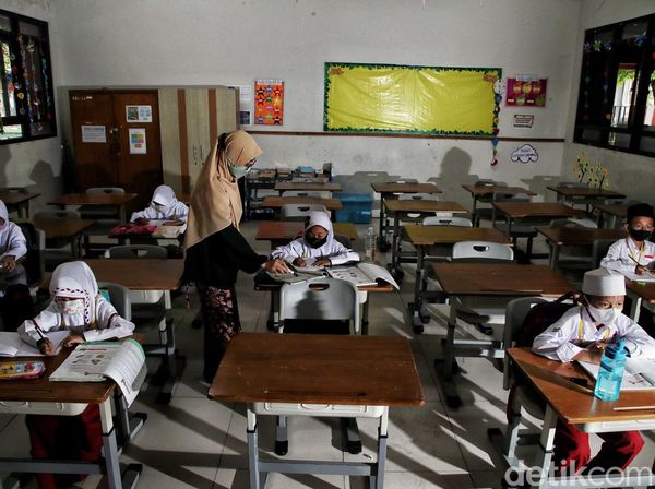 Hari Pertama Sekolah PTM 50 Persen di DKI