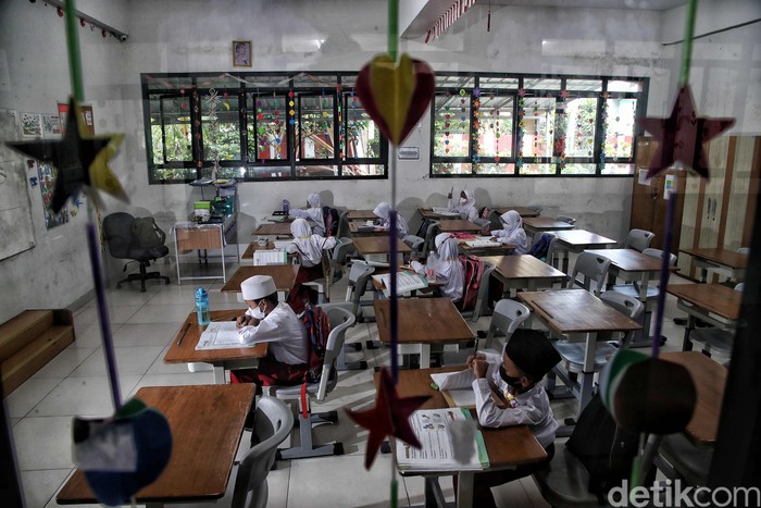 Sejumah siswa-siswi mengikuti pembelajaran tatap muka di kawasan SDN Rawa Badak Selatan 01, Koja, Jakarta Utara, Jumat (4/2/2022). Saat ini pembelajaran tatap muka 50 persen kembali diberlakukan di Jakarta.