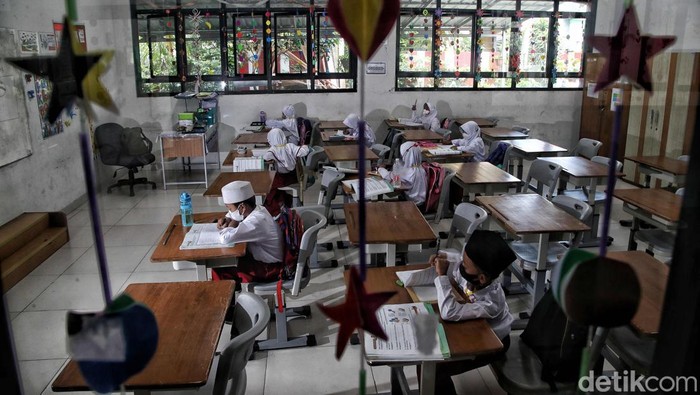 Diperketat, PTM Sekolah di Jakarta Kembali 50 Persen Sejumah siswa-siswi mengikuti pembelajaran tatap muka di kawasan SDN Rawa Badak Selatan 01, Koja, Jakarta Utara, Jumat (4/2/2022). Saat ini pembelajaran tatap muka 50 persen kembali diberlakukan di Jakarta.
