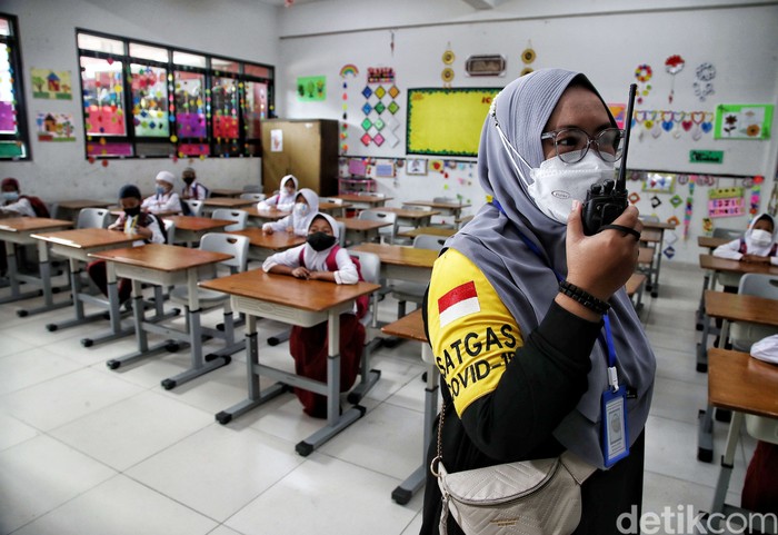 Sejumah siswa-siswi mengikuti pembelajaran tatap muka di kawasan SDN Rawa Badak Selatan 01, Koja, Jakarta Utara, Jumat (4/2/2022). Saat ini pembelajaran tatap muka 50 persen kembali diberlakukan di Jakarta.