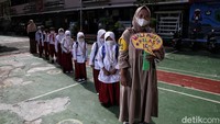 Lalu para guru akan mengantar ke pintu gerbang dengan barisan yang rapi.