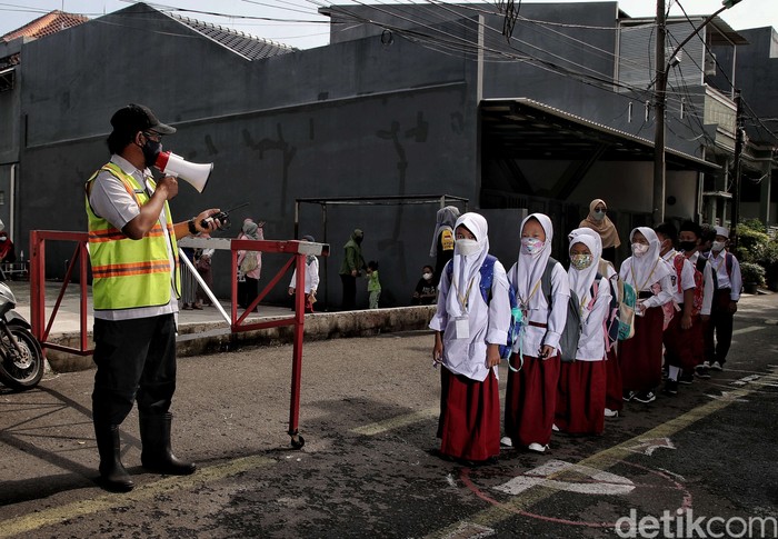 Sejumah siswa-siswi mengikuti pembelajaran tatap muka di kawasan SDN Rawa Badak Selatan 01, Koja, Jakarta Utara, Jumat (4/2/2022). Saat ini pembelajaran tatap muka 50 persen kembali diberlakukan di Jakarta.