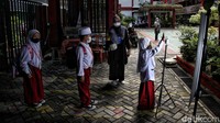 Bahkan sebelum pulang, pihak satgas COVID-19 akan memeriksa ulang suhu seluruh murid.