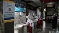 SDN Rawa Badak Selatan 01 terpantau telah menerapkan protokol kesehatan dengan ketat. Hal itu terlihat dari proses alur masuk yang rapi dari pengecekan suhu dan cuci tangan terlebih dahulu.  