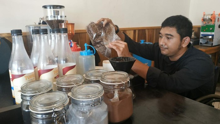 Disabilitas Lulusan Teknik Informatika asal Pacitan Ini Justru Sukses Berbisnis Kopi