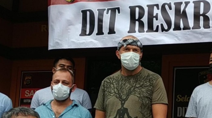 Dua pelaku pengeroyokan WN Ukraina di Bali yang menyerahkan diri ke polisi. (Sui Suadnyana/detikcom)