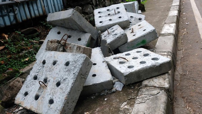 Duh, Material Sumur Resapan Terbengkalai di Lebak Bulus Proyek sumur resapan di Jl Adiaksa Raya, Lebak Bulus, Jaksel tampak sudah tidak ada lagi. Material sumur resapan pun ditaruh begitu saja di trotoar.