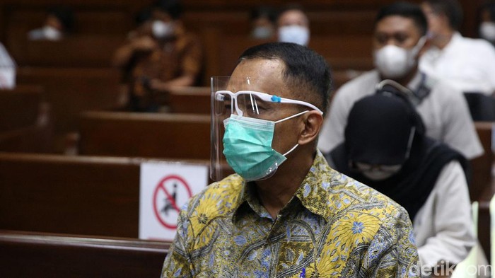 Mantan Direktur Pemeriksaan dan Penagihan pada Ditjen Pajak Angin Prayitno Aji (berbatik kuning masker hijau) dan eks Kepala Sub Direktorat Kerja Sama dan Dukungan Pemeriksaan Ditjen Pajak 
Dadan Ramdani menjalani sidang dengan agenda pembacaan putusan di Pengadilan Tipikor, Jakarta Pusat, Jumat (4/2/2022). Mantan Direktur Pemeriksaan dan Penagihan Ditjen Pajak Angin Prayitno Aji divonis 9 tahun penjara dan denda Rp 500 juta subsider 3 bulan kurungan.