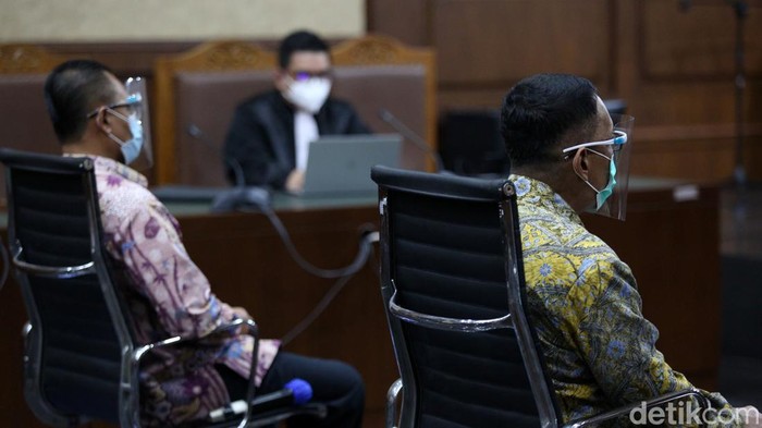 Mantan Direktur Pemeriksaan dan Penagihan pada Ditjen Pajak Angin Prayitno Aji (berbatik kuning masker hijau) dan eks Kepala Sub Direktorat Kerja Sama dan Dukungan Pemeriksaan Ditjen Pajak 
Dadan Ramdani menjalani sidang dengan agenda pembacaan putusan di Pengadilan Tipikor, Jakarta Pusat, Jumat (4/2/2022). Mantan Direktur Pemeriksaan dan Penagihan Ditjen Pajak Angin Prayitno Aji divonis 9 tahun penjara dan denda Rp 500 juta subsider 3 bulan kurungan.